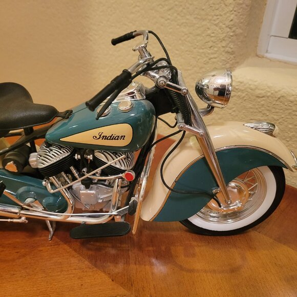 Guiloy 1948 Indian Chief Die-Cast Motorcycle - Picture 7 of 14